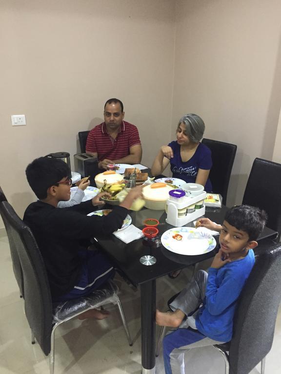 Travelling Troopers Homestay Varanasi Bagian luar foto